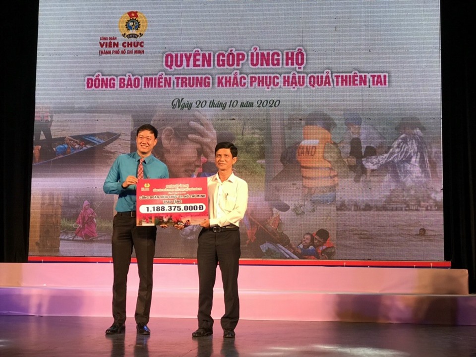 Ông Lương Tuấn Anh (trái), Chủ tịch Công đoàn Viên chức TPHCM đại diện cán bộ, công chức, người lao động thuộc Khối Dân - Chính - Đảng thành phố trao tượng trưng số tiền quyên góp cho đại diện Ủy ban mặt trận Tổ quốc Việt Nam TPHCM. Ảnh: Công đoàn Viên chức TPHCM