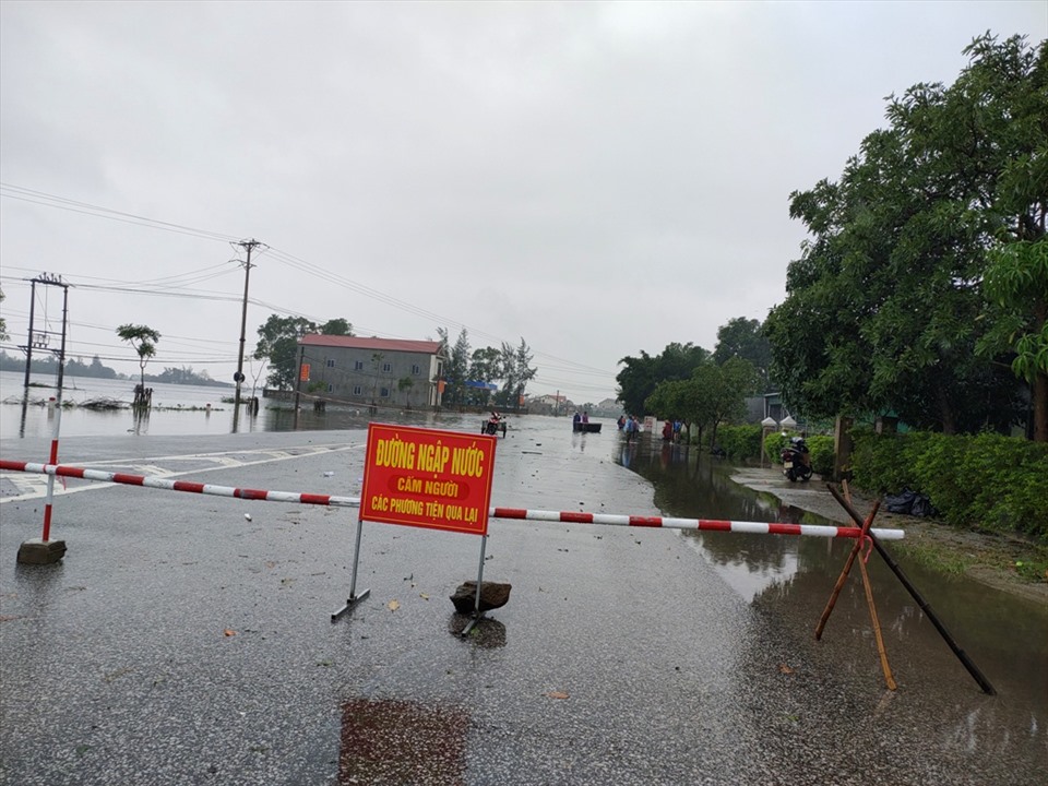 Một số tuyến ngập sâu, cấm các phương tiện lưu thông. Ảnh: Quách Du