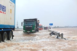 Hà Tĩnh: Đoàn xe dài hàng km dò dẫm qua vùng lũ Cẩm Xuyên