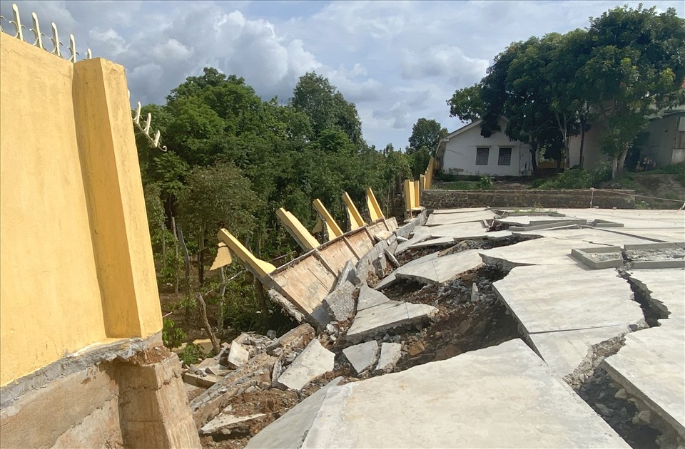 Do có nhiều sai phạm trong quá trình thiết kế, thi công, giám sát... nên một số hàng mục Công trình Trường THPT Quang Trung đã bị sụp đổ, sạt lởn nghiêm trọng. ẢNH: BẢO LÂM