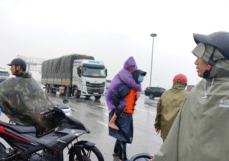 Một người đàn ông bị thương được dưa ra khỏi rốn lũ. Ảnh: Quách Du
