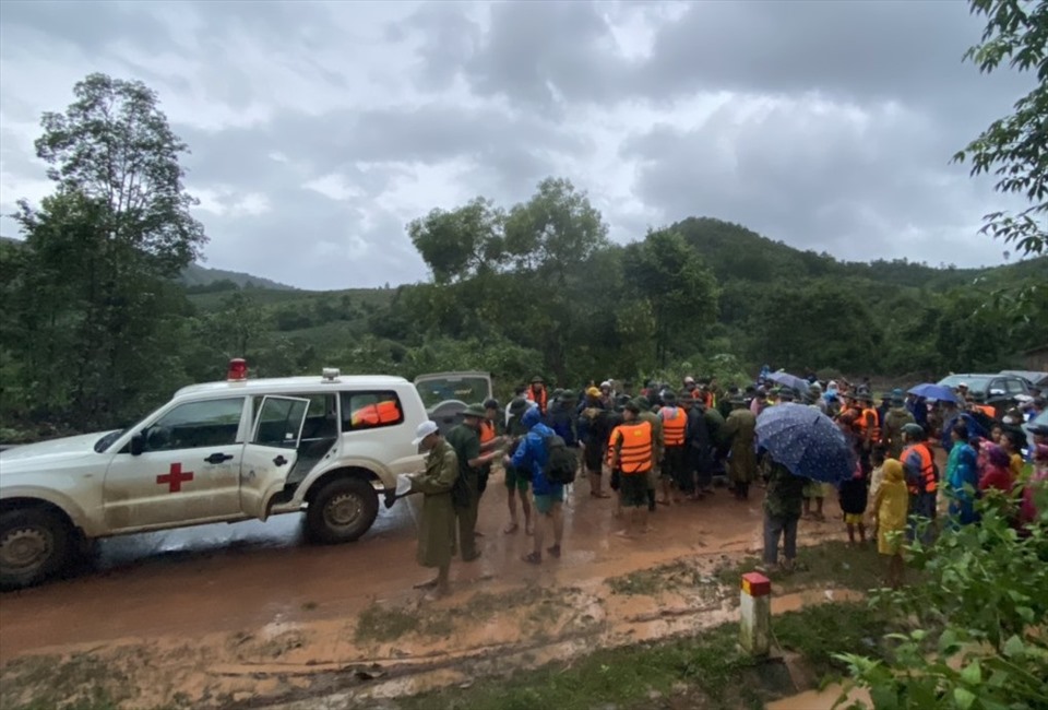 The ambulance was about to take Lieutenant Thang's body to Dong Ha City. Photo: VQ.