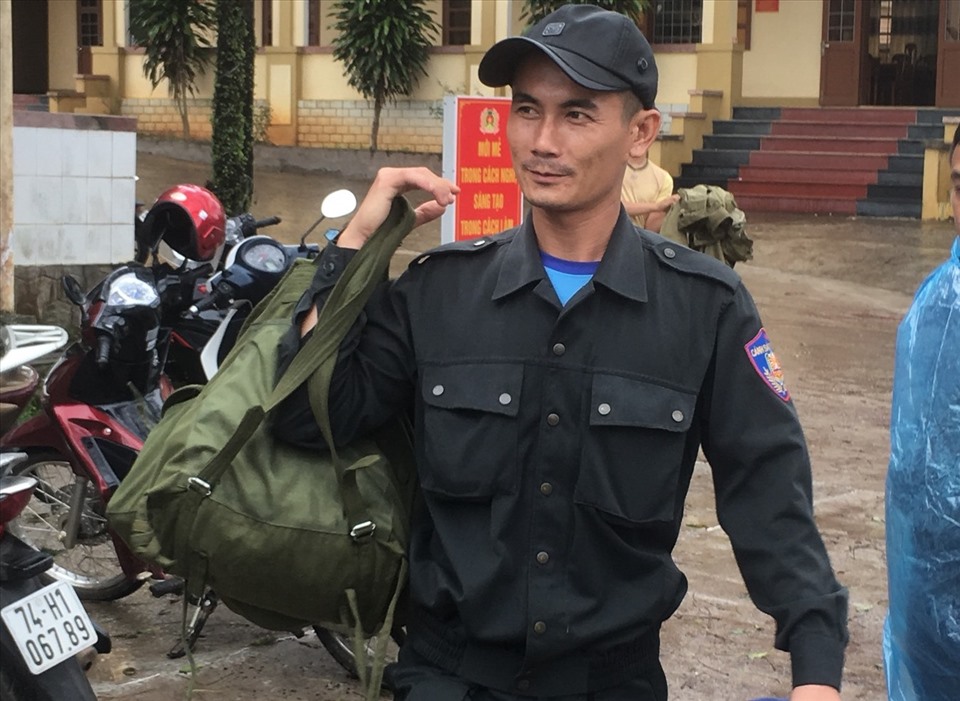 The Huong Hoa District Police Officer volunteered to go into the isolated area to remove the bodies of his colleagues.  Photo: CAHH.