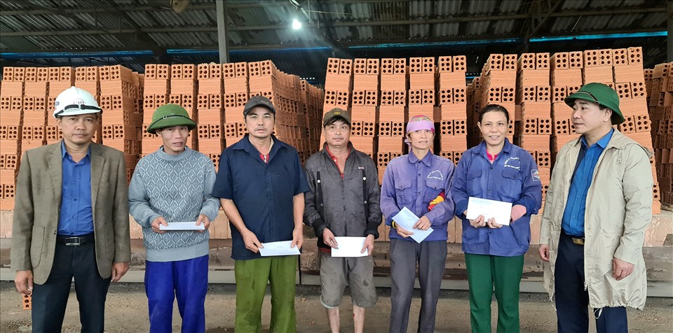 Lãnh đạo LĐLĐ Quảng Bình trao hỗ trợ cho các công nhân khó khăn. Ảnh: Lê Phi Long