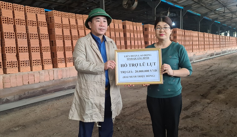 LĐLĐ Quảng Bình trao 20 triệu đồng để LĐLĐ huyện Quảng Trạch trao hỗ trợ trực tiếp cho người lao động bị ảnh hưởng do mưa lũ. Ảnh: Lê Phi Long