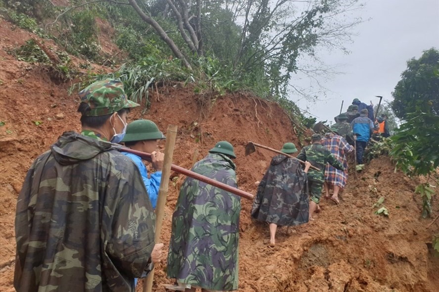 Mưa lớn g&acirc;y lũ lụt, sạt lở đất đ&atilde; g&acirc;y thiệt hại nặng nề về người v&agrave; t&agrave;i sản tại miền Trung. Ảnh: L&acirc;m Hưng Thơ