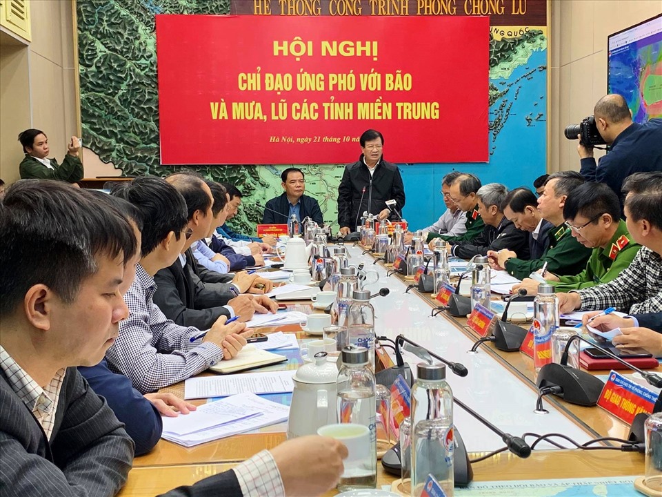 Phó Thủ tướng Chính phủ Trịnh Đình Dũng chủ trì cuộc họp, yêu cầu các bộ, ban, ngành và các địa phương không được lơ là, sẵn sàng ứng phó với bão số 8. Ảnh: Vũ Long