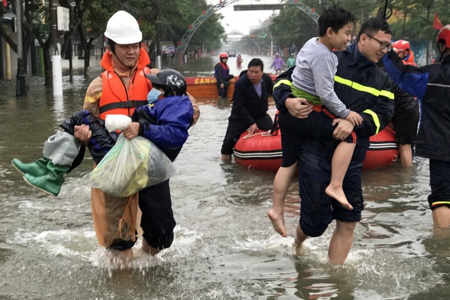 Lực lượng Công an Nghệ An tăng cường hỗ trợ nhân dân Hà Tĩnh, cứu người. Ảnh: Ánh Dương