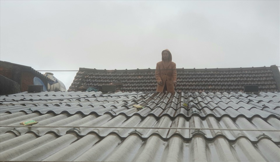 Mái nhà vẫn đang là nơi trú ẩn an toàn cho người dân vùng lũ Lệ Thủy. Ảnh: LPL
