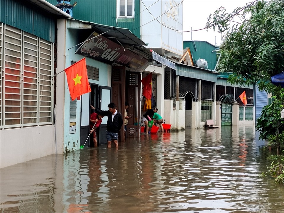 Một số điểm ngập sâu tại TP. Hà Tĩnh, người dân vẫn chưa thể dọn dẹp nhà cửa. Ảnh: Quách Du
