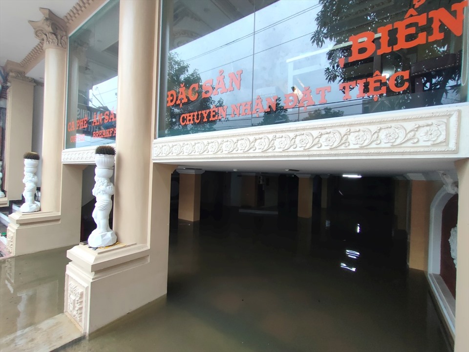 Một số điểm ngập sâu tại TP. Hà Tĩnh, người dân vẫn chưa thể dọn dẹp nhà cửa. Ảnh: Quách Du