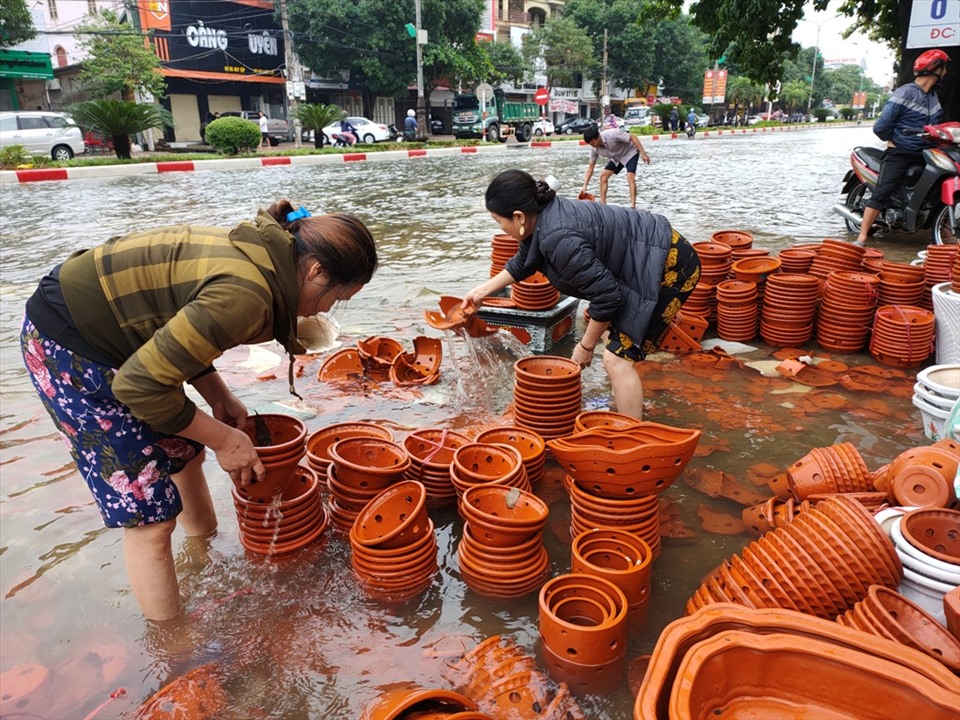 Sau khi nước rút tại một số tuyến phố ở TP. Hà Tĩnh, người dân đã bắt đầu dọn dẹp đồ đạc, nhà cửa. Ảnh: Quách Du