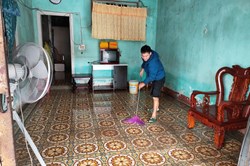 Người dân TP. Hà Tĩnh "tiếp đất" dọn nhà sau 3 ngày lũ lớn