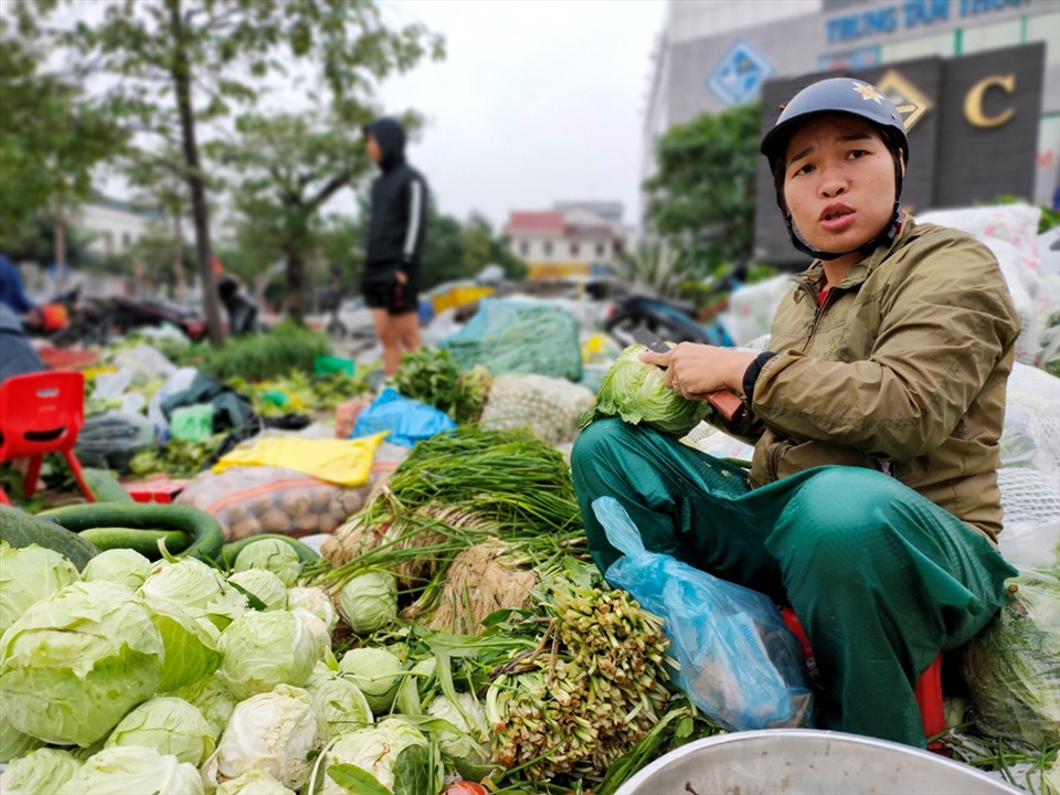 Thực phẩm được bán tại chợ tạm chủ yếu là các loại rau, củ quả, nhằm giải quyết nhu cầu thiếu rau xanh cho người dân thành phố, sau những ngày chịu lũ lớn. Ảnh: Quách Du