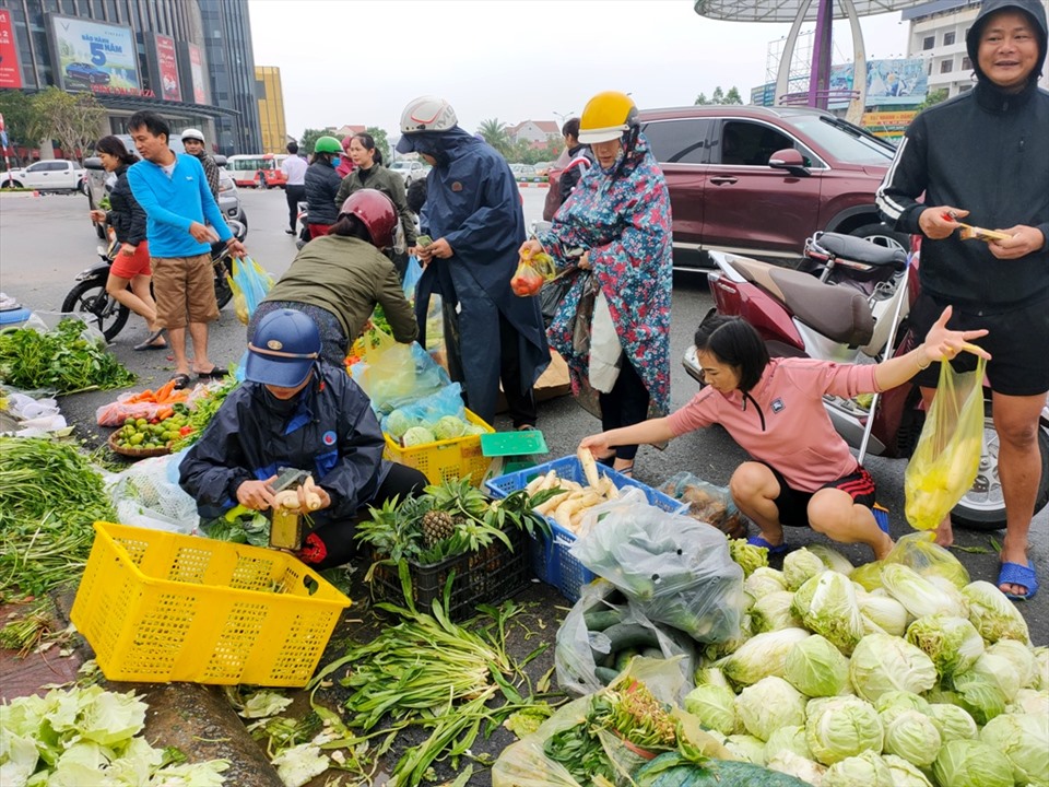 Thực phẩm được bán tại chợ tạm chủ yếu là các loại rau, củ quả, nhằm giải quyết nhu cầu thiếu rau xanh cho người dân thành phố, sau những ngày chịu lũ lớn. Ảnh: Quách Du