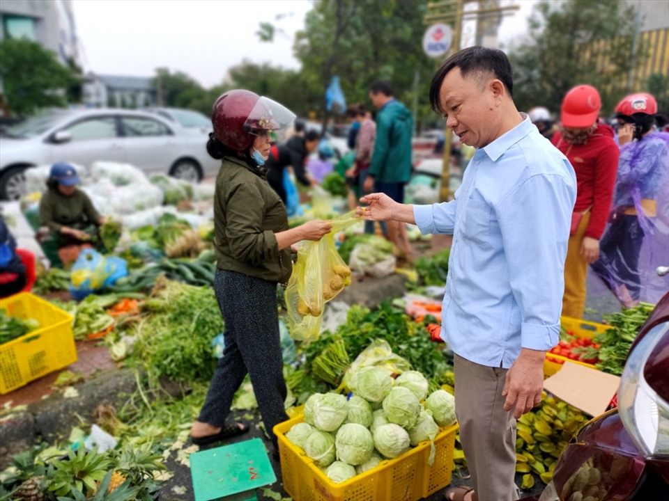Hàng trăm người dân tại TP. Hà Tĩnh tập trung đến khu vực chợ tự phát, ngay trước Trung tâm thương mại khách sạn BMC Hà Tĩnh để mua sắm thực phẩm. Ảnh: Quách Du