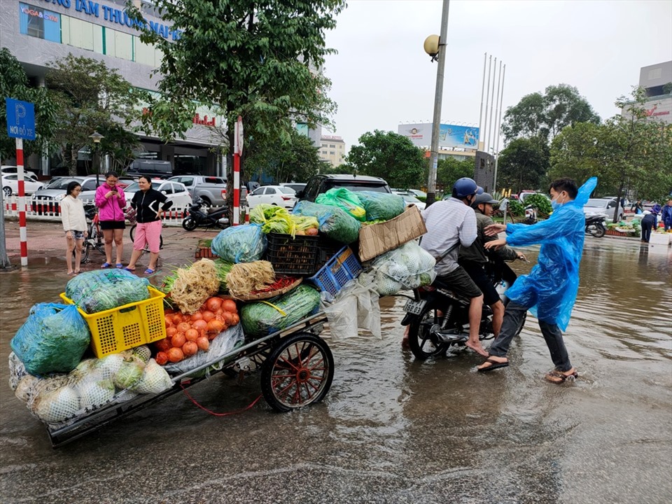 Những chuyến xe, chiếc thuyền chờ đầy rau xanh vẫn đang tiếp tục được tập kết để bán cho người dân TP. Hà Tĩnh.