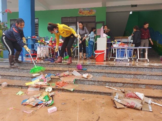 Lụt ngập trường hơn 1m, nhiều đồ dùng bị ngâm nước. Ảnh: TT.