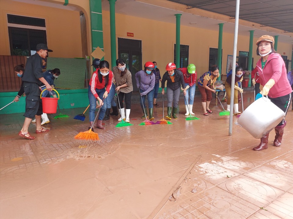 Các cô tất bật lau dọn. Ảnh: TT.
