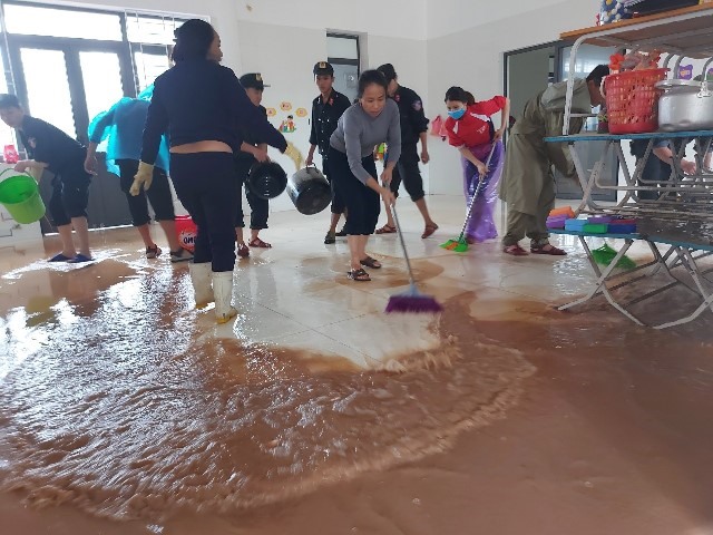 Trong phòng học cũng đầy bùn. Ảnh: TT.