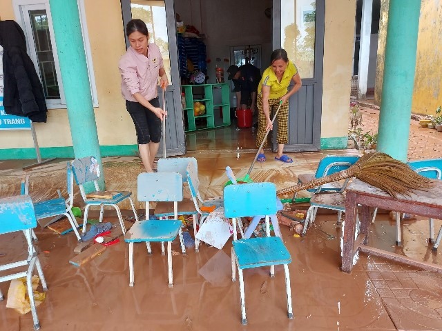 Các cô chia theo nhóm để lau chùi nhanh hơn. Ảnh: TT.