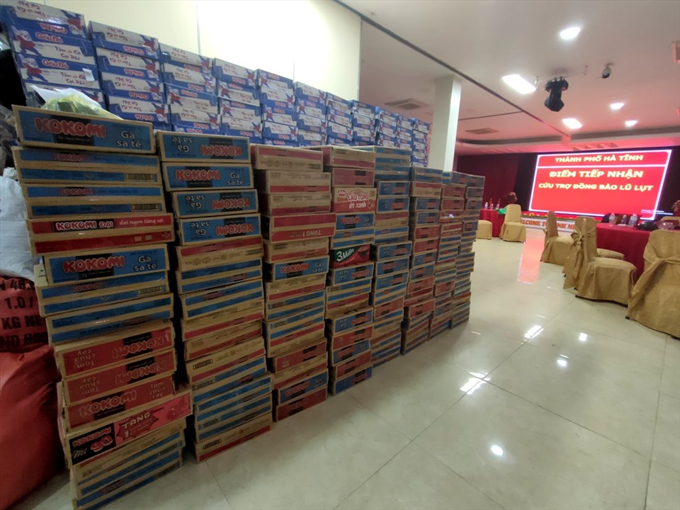 Hàng cứu trợ tại Khách sạn Bình Minh chủ yếu là mì tôm, sữa và nước uống. Ảnh: Quách Du