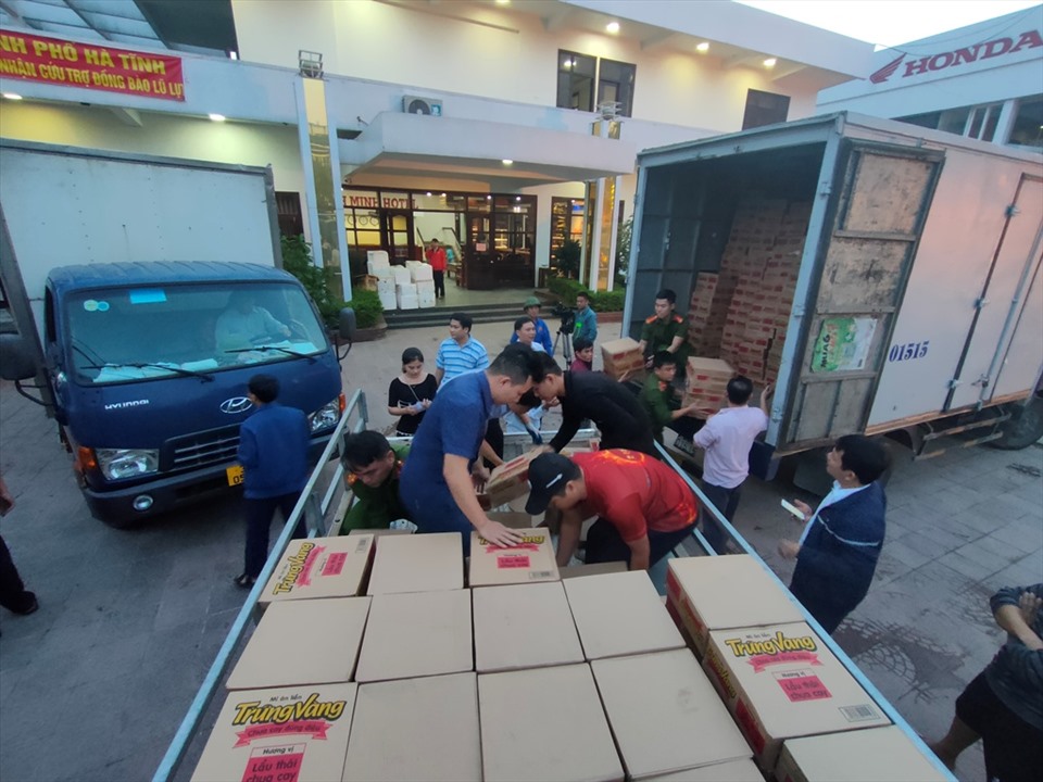 Khẩn trương xếp hàng cứu trợ lên xe, để vận chuyển đến các hộ dân bị ngập tại TP. Hà Tĩnh. Ảnh: Quách Du