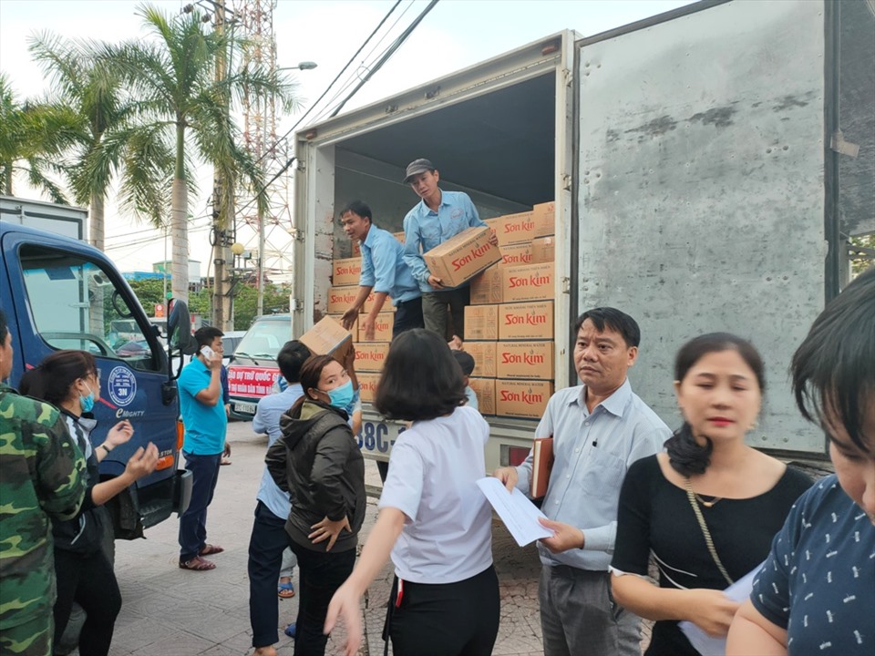 Khẩn trương xếp hàng cứu trợ lên xe, để vận chuyển đến các hộ dân bị ngập tại TP. Hà Tĩnh. Ảnh: Quách Du