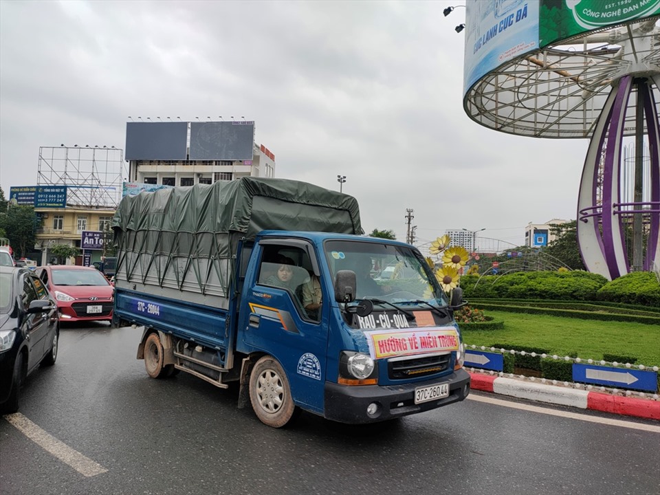Những chuyến xe tình nghĩa vẫn đang liên tục đến với bà con vùng lũ Hà Tĩnh. Ảnh: Quách Du