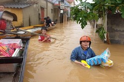 Quảng Bình: 8 xã, 4 huyện bị chia cắt, huy động “người nhái” cứu trợ dân