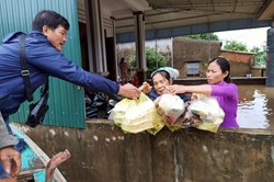 Hà Tĩnh: Người dân vùng lũ “khát” nước giữa mênh mông biển nước