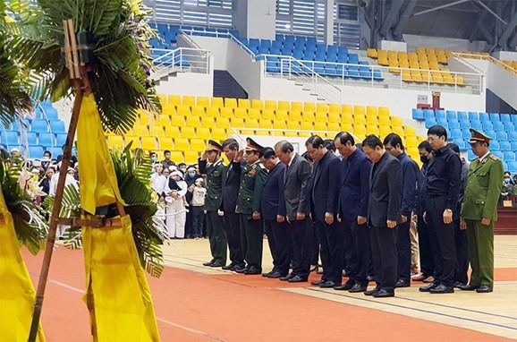 The Party and State leadership delegation was led by Politburo Member Truong Hoa Binh, Permanent Deputy Prime Minister of the Government to visit 22 martyrs.  Photo: Hung Tho