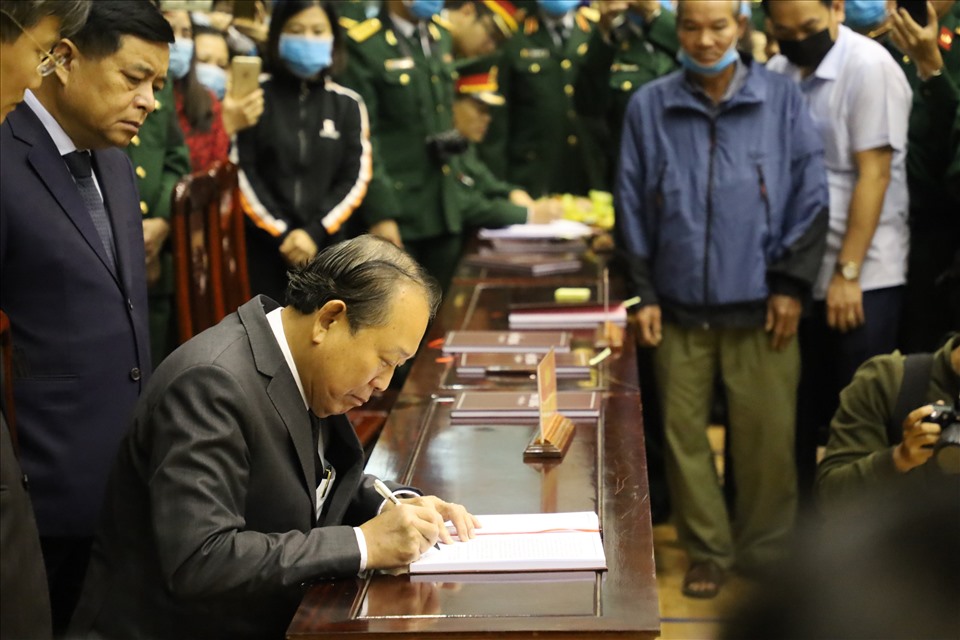 Mr. Truong Hoa Binh, Member of the Politburo, Permanent Deputy Prime Minister of the Government registered the funeral book.  Photo: Hung Tho