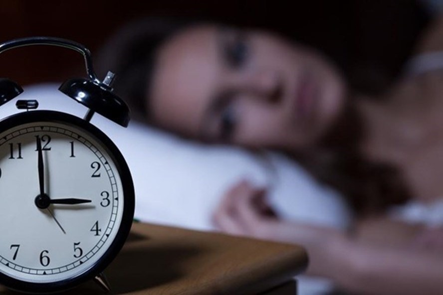 Ôm tức giận đi ngủ có thể gây mất ngủ. Ảnh: Vuturo.