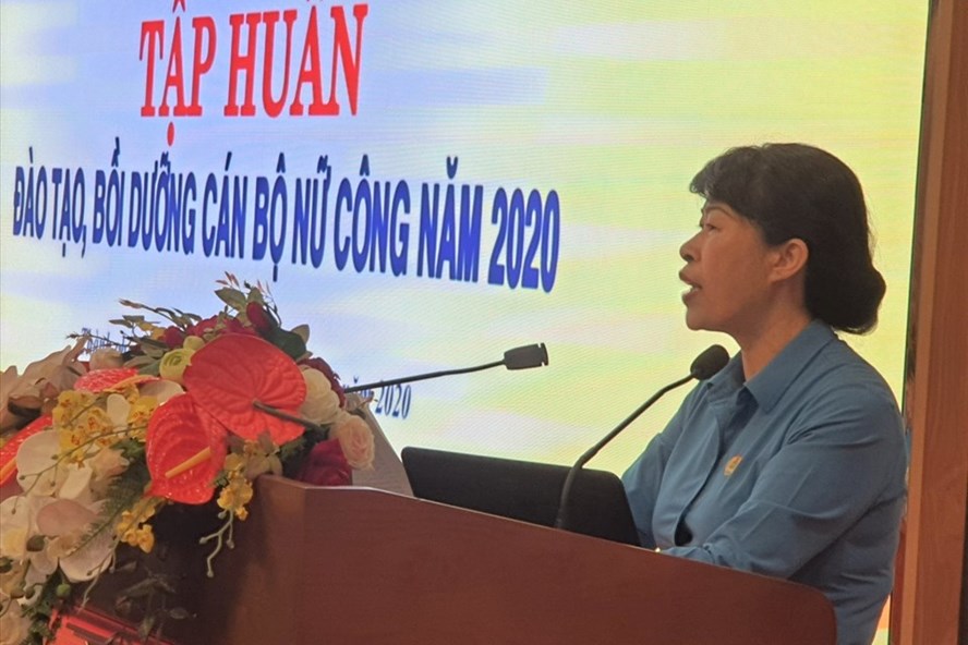 Bà Trịnh Thanh Hằng, Ủy viên Đoàn Chủ tịch, Trưởng ban Nữ công Tổng LĐLĐ Việt Nam phát biểu khai mạc lớp tập huấn. Ảnh Nam Dương