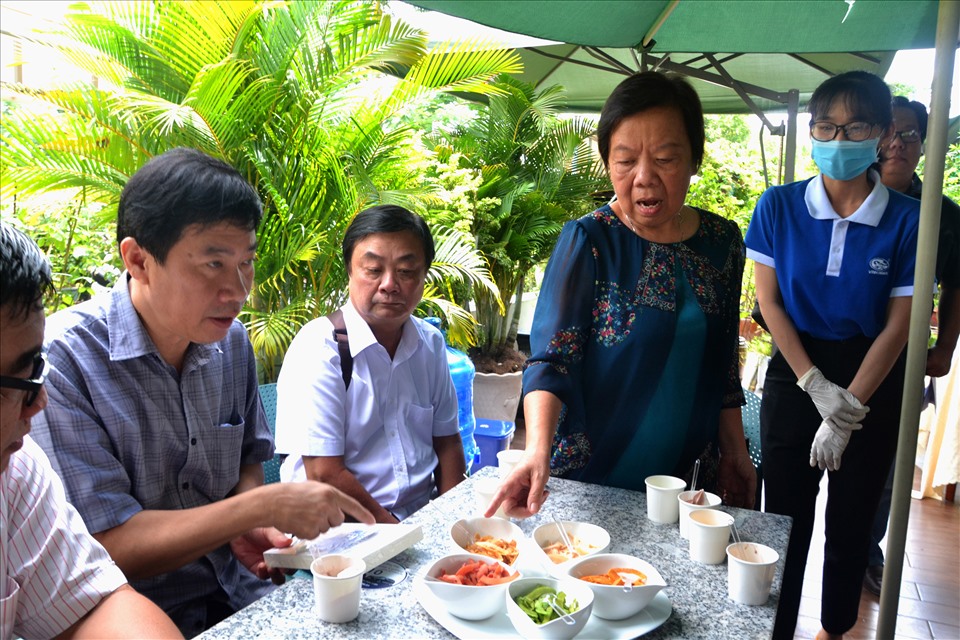 Đích thân và Khanh và cộng sự giới thiệu cách chế biến, thưởng thức món ăn ngon được chế biến từ cá tra. Ảnh: Lục Tùng