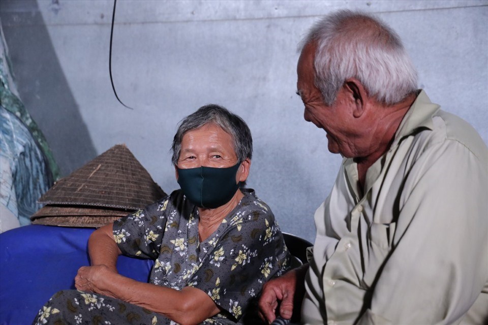 Tiếng rao 4.0: Nghẹn ngào hoàn cảnh vợ chồng U80 bán bánh mì mưu sinh | Lao  Động Trẻ - Tin tức mới nhất dành cho công nhân lao động trẻ