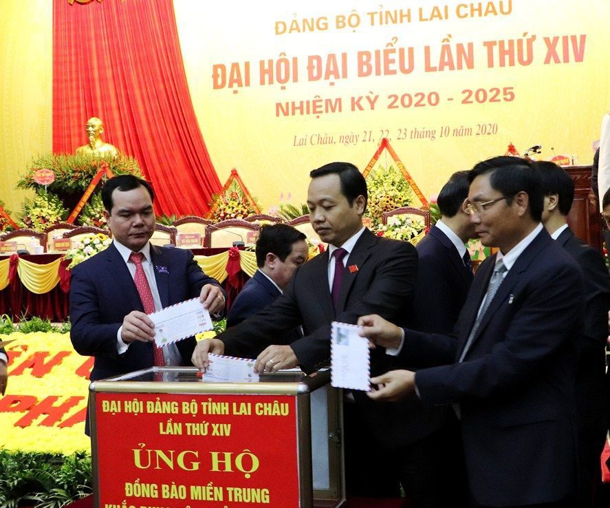 Chủ tịch Tổng Liên đoàn Lao động Việt Nam Nguyễn Đình Khang (ngoài cùng bên trái) và các đại biểu ủng hộ đồng bào miền Trung khắc phục hậu quả thiên tai.