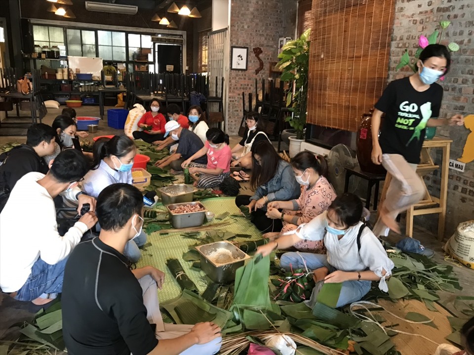 Người Đà Nẵng tập trung gói bánh chưng, bánh tét ủng hộ bà con vùng lũ. Ảnh: Hải Minh