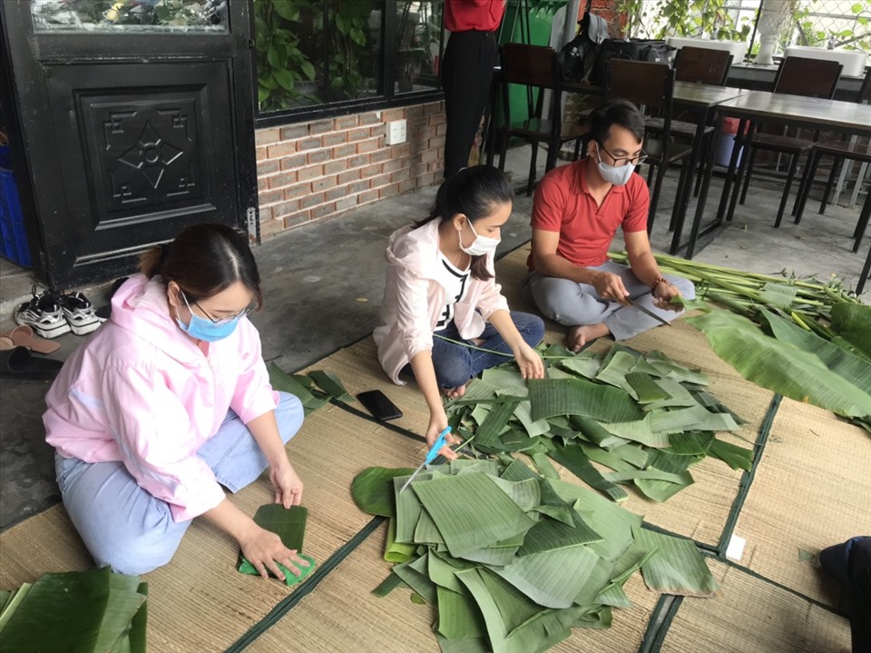 Những chiếc bánh được gói bằng lá chuối. Ảnh: Hải Minh