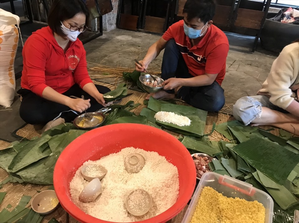 Những chiếc bánh sẽ được chuyển đến tay bà con vùng lũ trong nay mai. Ảnh: Hải Minh