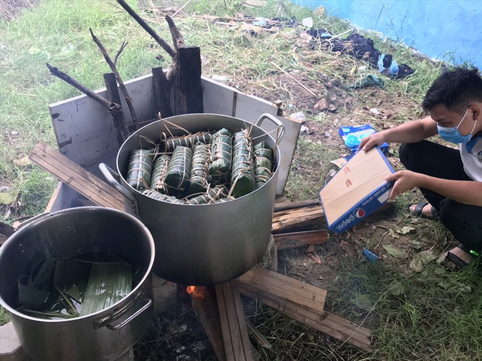 1000 chiếc bánh sẽ được hoàn thành sớm để chuyển đến bà con vùng lũ. Ảnh: Hải Minh