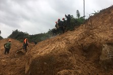 Khoan đá, nổ mìn mở đường vào Rào Trăng 3