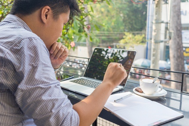 Nhiều nhà đầu tư F0 phải “vật lộn” tìm ra danh mục cổ phiếu tốt để bảo vệ tài sản, thay vì chỉ tập trung vào danh mục tăng trưởng cao như trước kia. (nguồn ảnh: Shutter Stock)