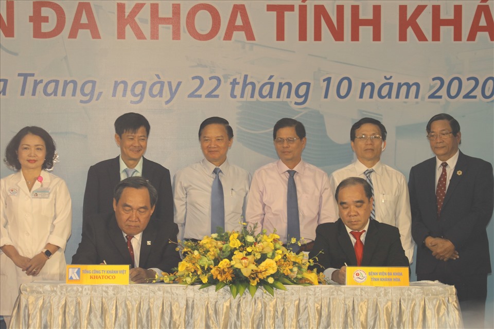 Lãnh đạo Tổng công ty Khánh Việt và Bệnh đa khoa Khánh Hòa ký biên bản bàn giao hệ thống chụp mạch máu số hóa xóa nền. Ảnh: Phương Linh