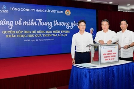 Cán bộ nhân viên ngành Hàng hải ủng hộ đồng bào miền Trung