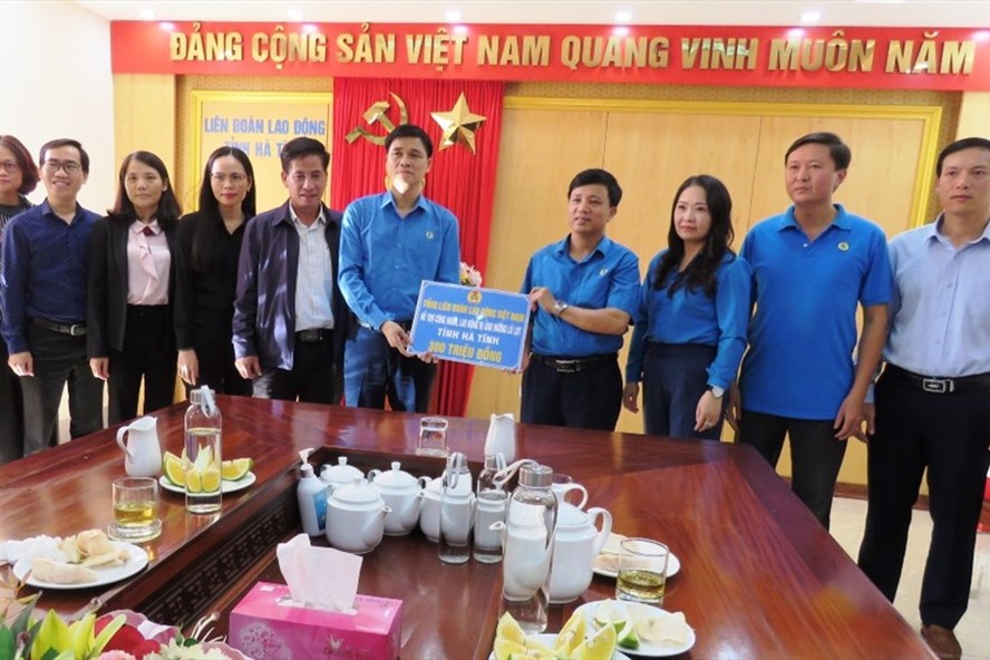 Đồng chí Ngọ Duy Hiểu - Phó Chủ tịch Tổng LĐLĐ Việt Nam trao tiền hỗ trợ của Tổng LĐLĐ Việt Nam cho công nhân, lao động Hà Tĩnh bị thiệt hại vì lũ lụt thông qua tiếp nhận của LĐLĐ Hà Tĩnh.