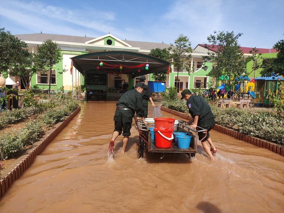 Các chiến sĩ công an giúp Trường mầm non Cẩm Thành (huyện Cẩm Xuyên) dọn dẹp sau lũ. Ảnh