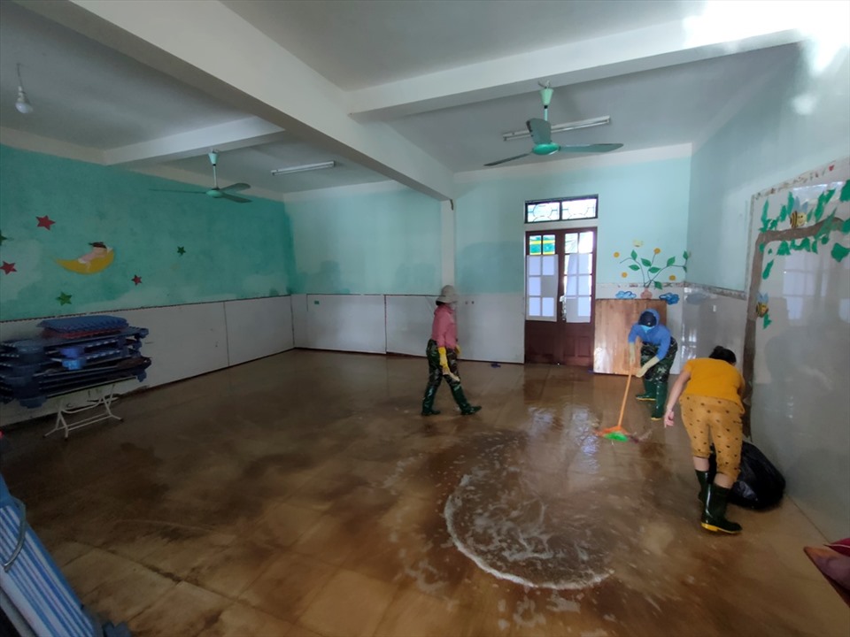 Sau lũ, khối lượng công việc phải dọn dẹp khá lớn tại Trường mầm non