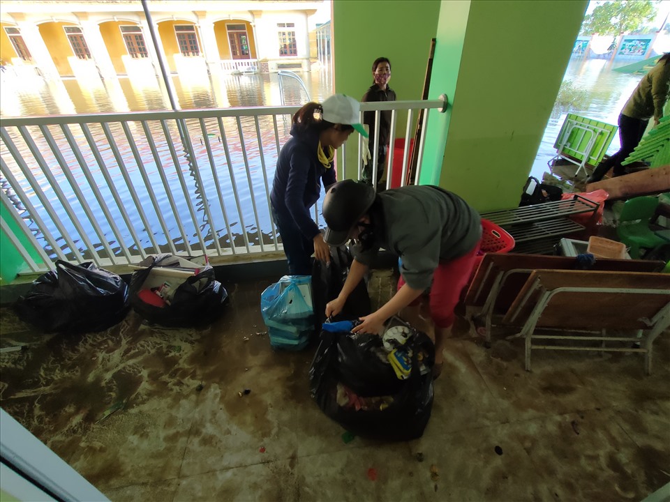 Sau lũ, khối lượng công việc phải dọn dẹp khá lớn tại Trường mầm non